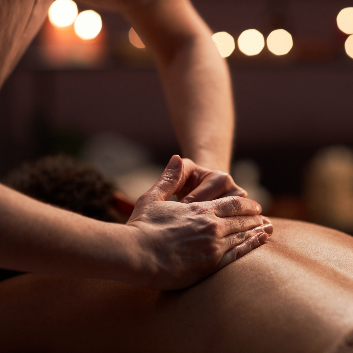 Zdjęcie dłoni w pracy: manualna praca z twarzą – powięziowy lifting i neurolifting